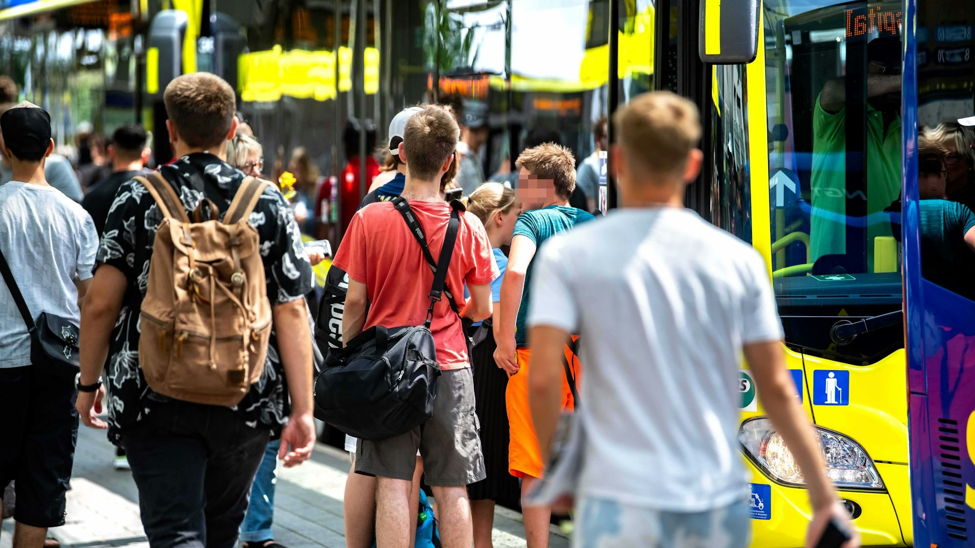 Schülerinnen und Schüler sind auf dem Weg zu einem Bus am Euskirchener Bahnhof.