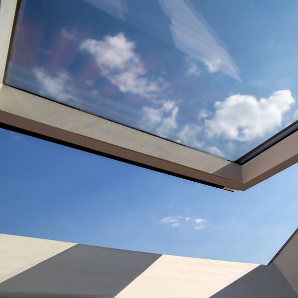 Ein geöffnetes Dachgeschossfenster.