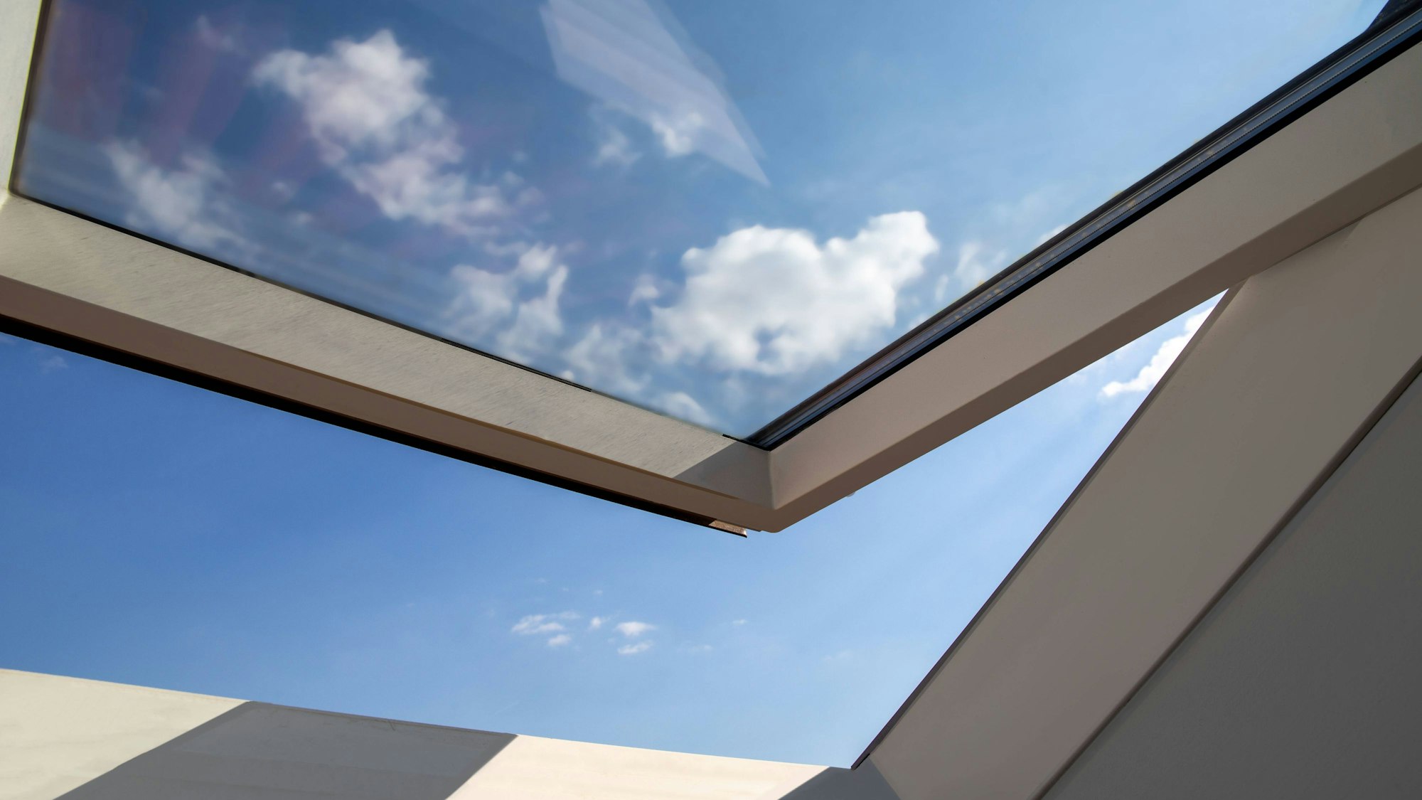 Ein geöffnetes Dachgeschossfenster.