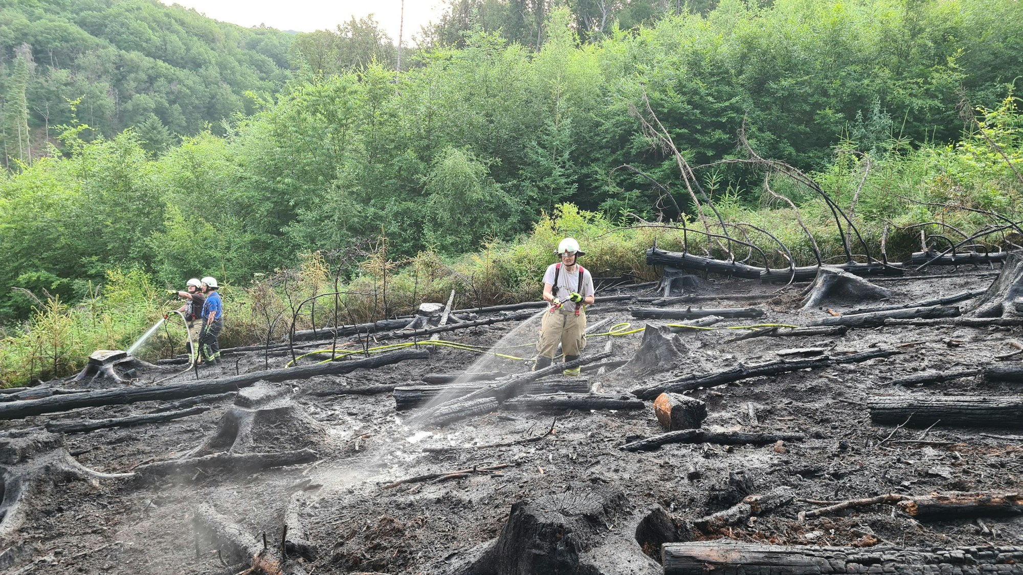 Einsatzkräfte beim Löschen.