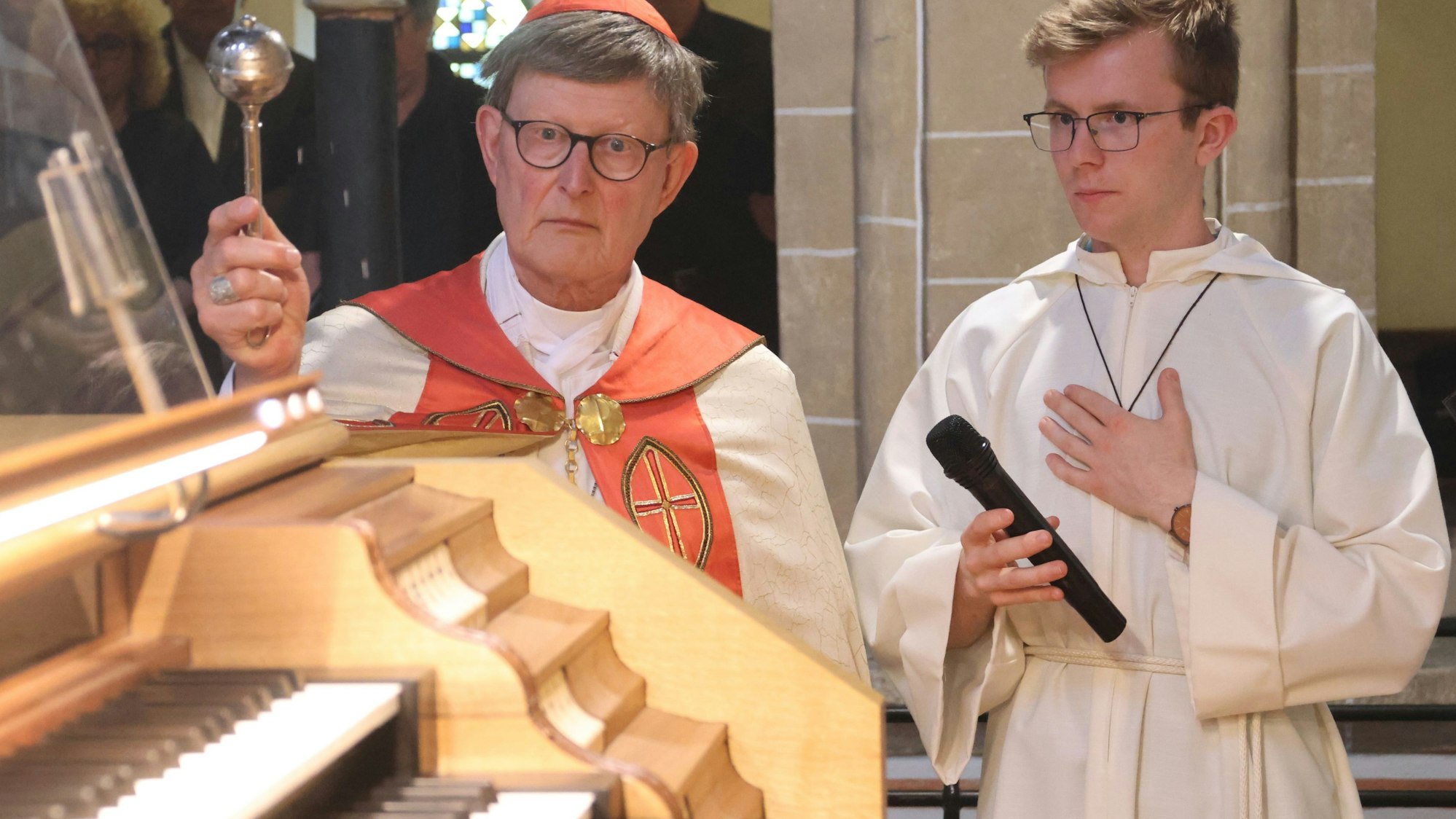 Rainer Maria Kardinal Woelki an der neuen Orgel.