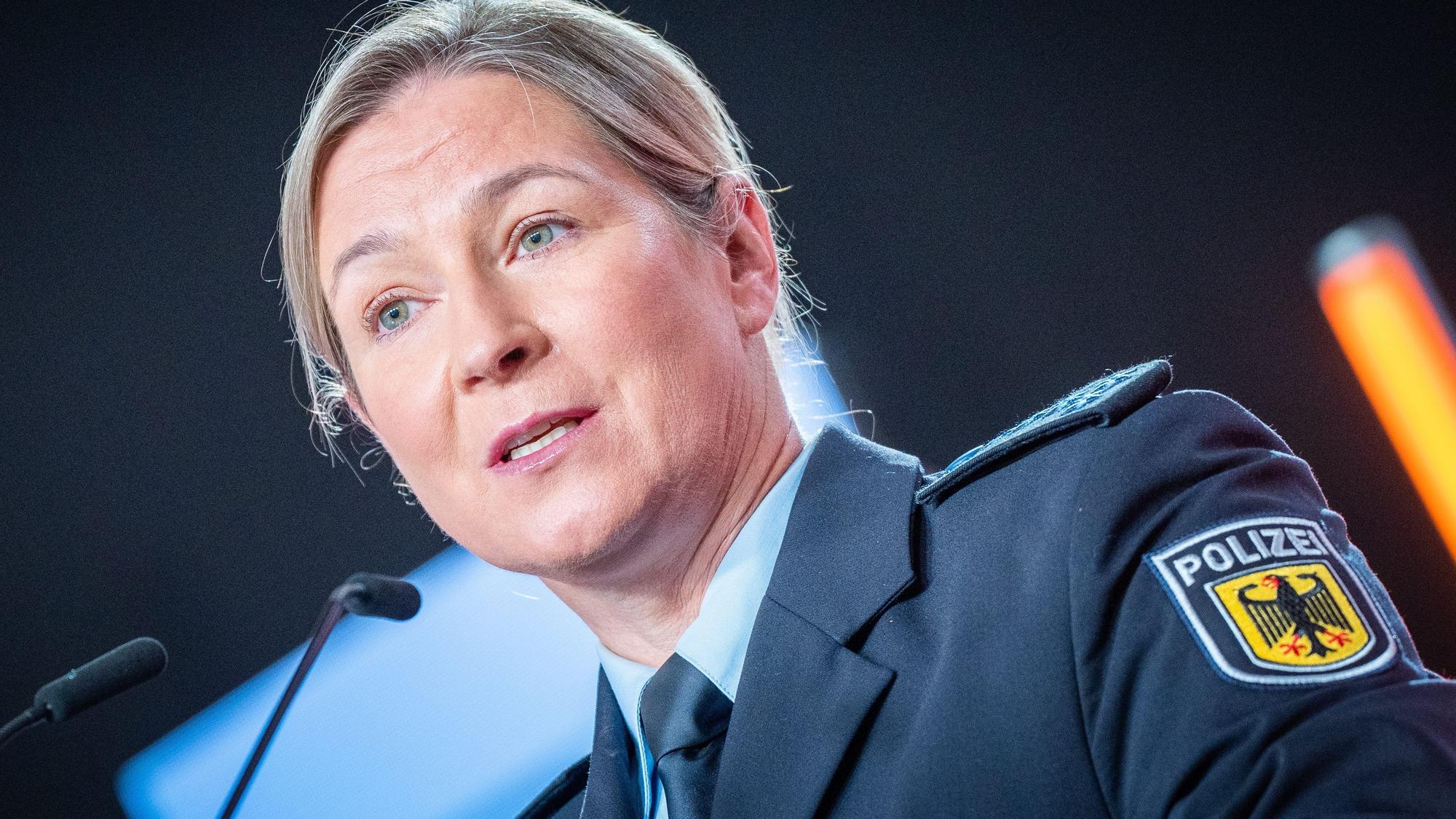 Claudia Pechstein, Olympiasiegerin im Eissschnelllauf, spricht in ihrer Uniform als Bundespolizistin beim CDU-Grundsatzkonvent.