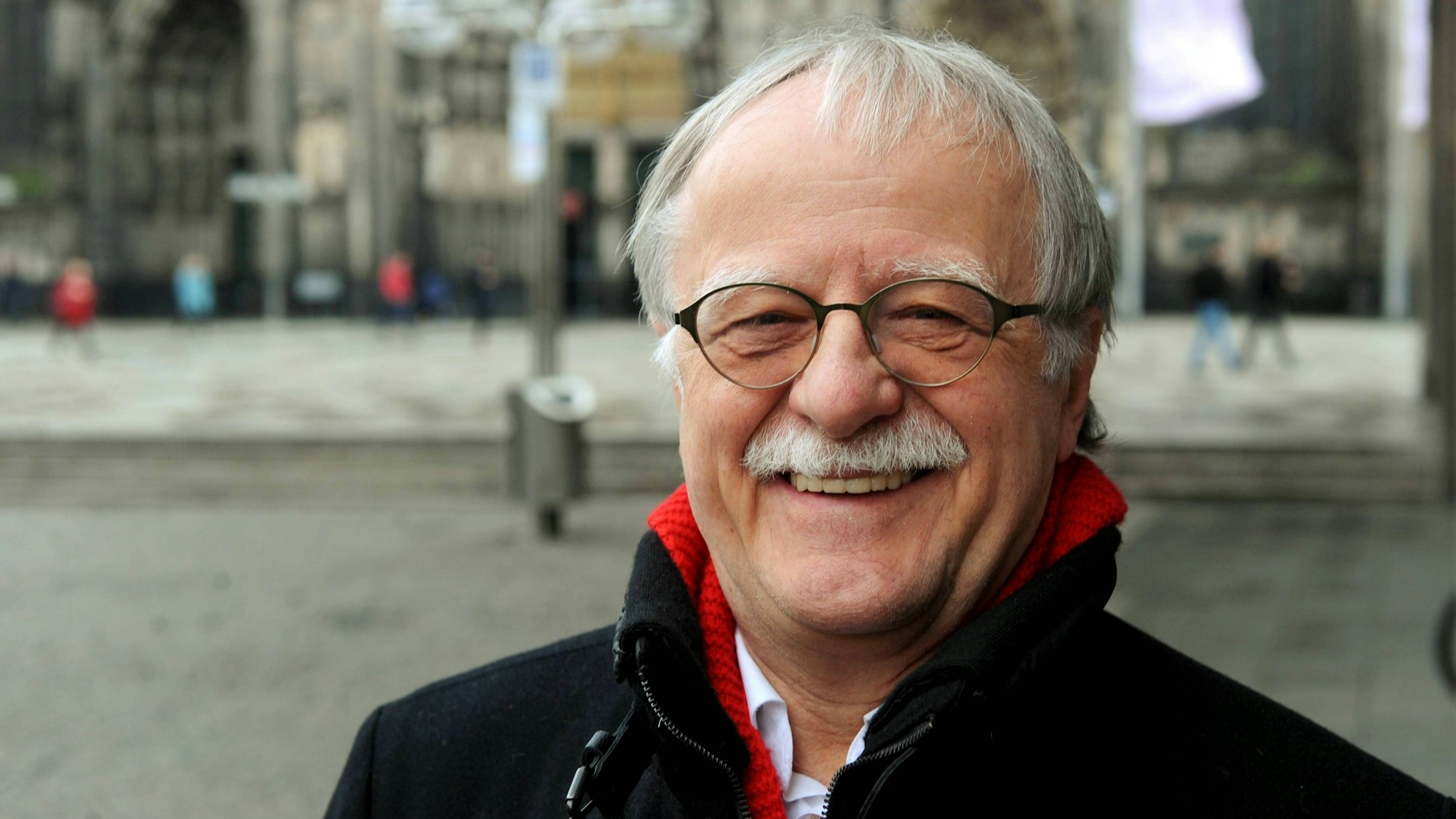 Hans Leyendecker lacht in die Kamera.