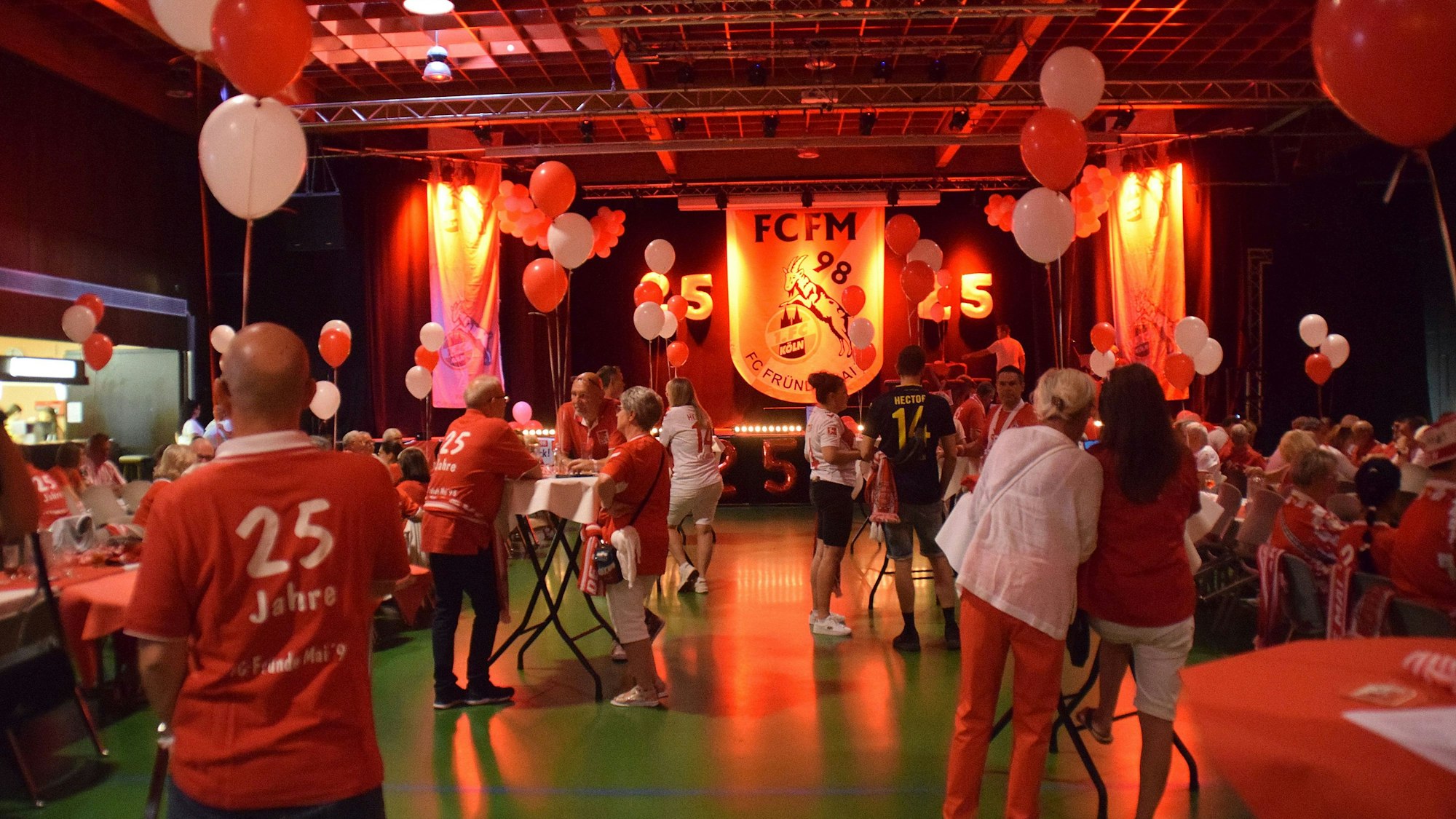 Die gesamte Halle war in den Vereinsfarben des Lieblingsclubs, Rot und Weiß, getaucht.