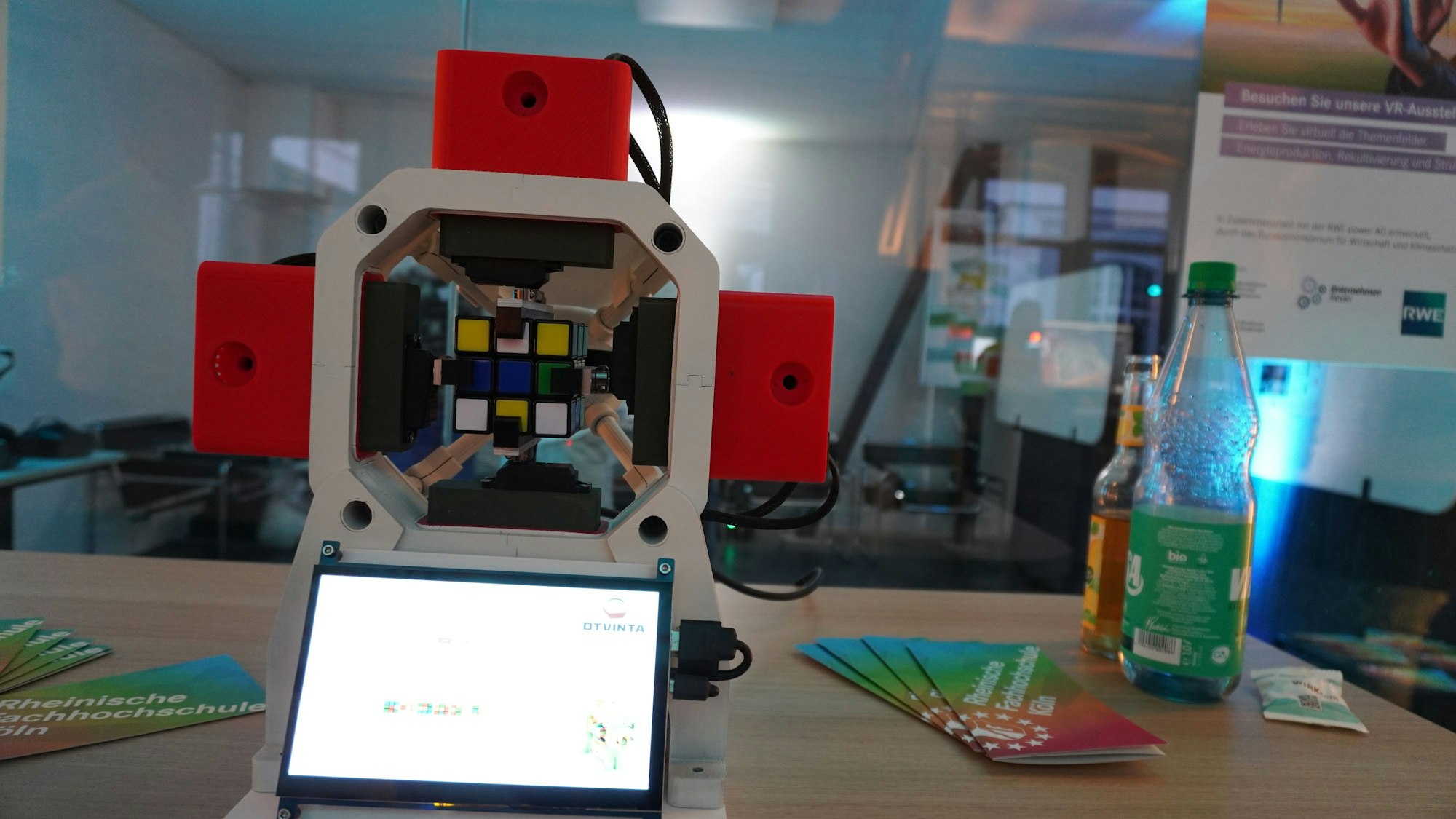 Eine Maschine bedient einen Zauberwürfel.