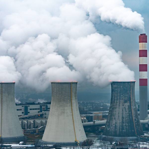 Rauch und Wasserdampf steigen aus den Schornsteinen und Kühltürmen des Kohlekraftwerks Laziska bei Kattowitz.