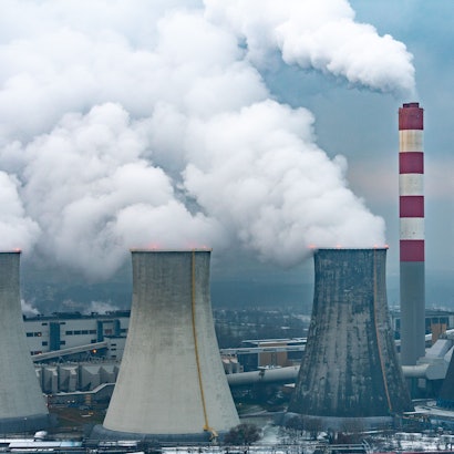Rauch und Wasserdampf steigen aus den Schornsteinen und Kühltürmen des Kohlekraftwerks Laziska bei Kattowitz.