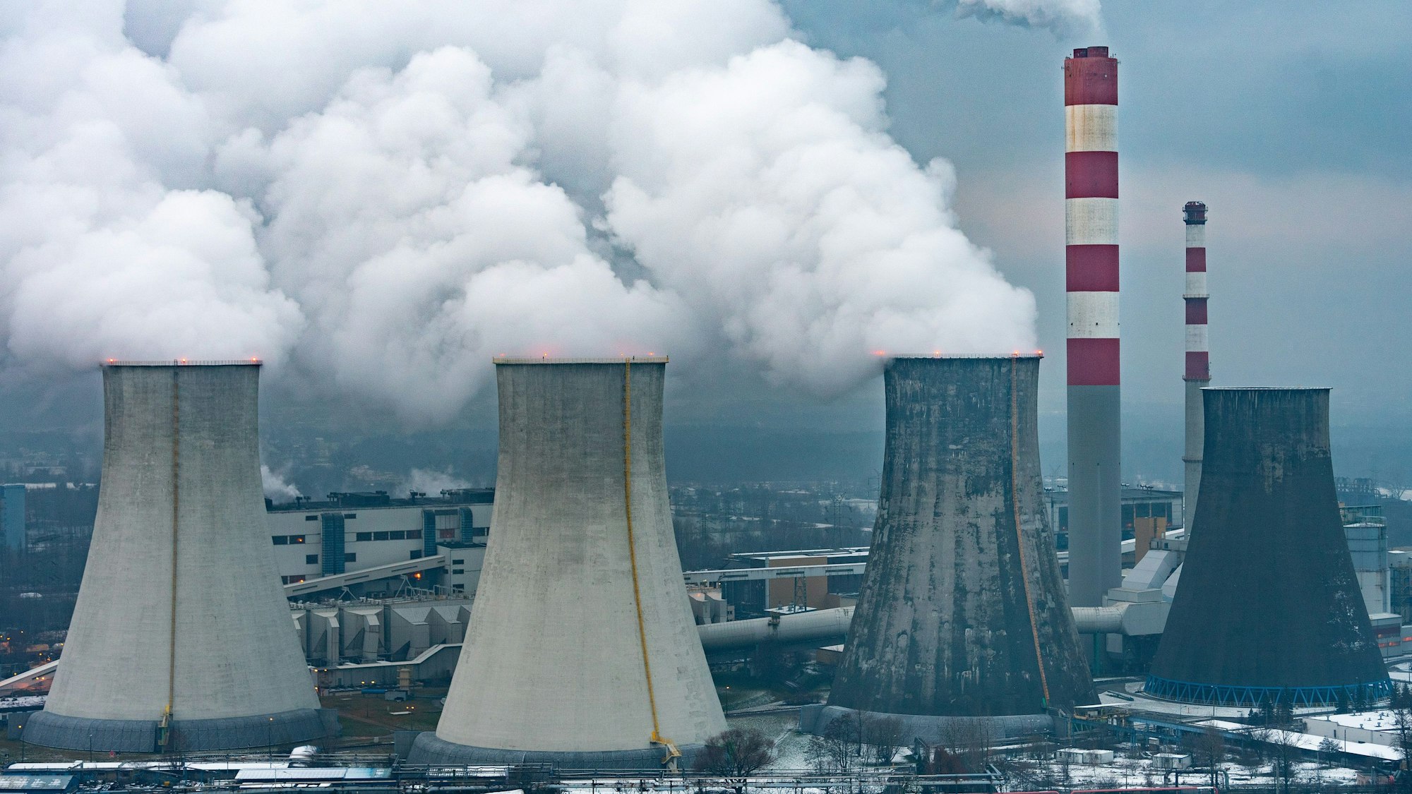 Rauch und Wasserdampf steigen aus den Schornsteinen und Kühltürmen des Kohlekraftwerks Laziska bei Kattowitz.