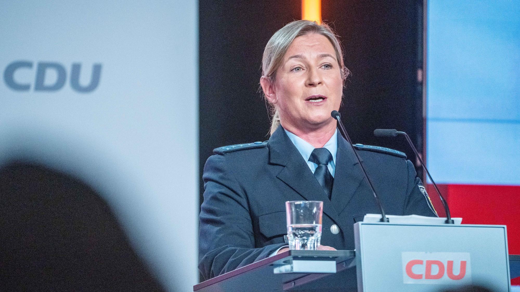 17. Juni 2023, Berlin: Claudia Pechstein, Olympiasiegerin im Eissschnelllauf, spricht in ihrer Uniform als Bundespolizistin beim CDU-Grundsatzkonvent.