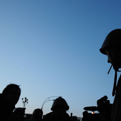 Ukrainische Soldaten im Gegenlicht. Viele ehemalige Kriegsgefangene berichten von grausamen Foltermethoden, die von russischen Soldaten gegen sie angewendet worden seien. (Archivbild)