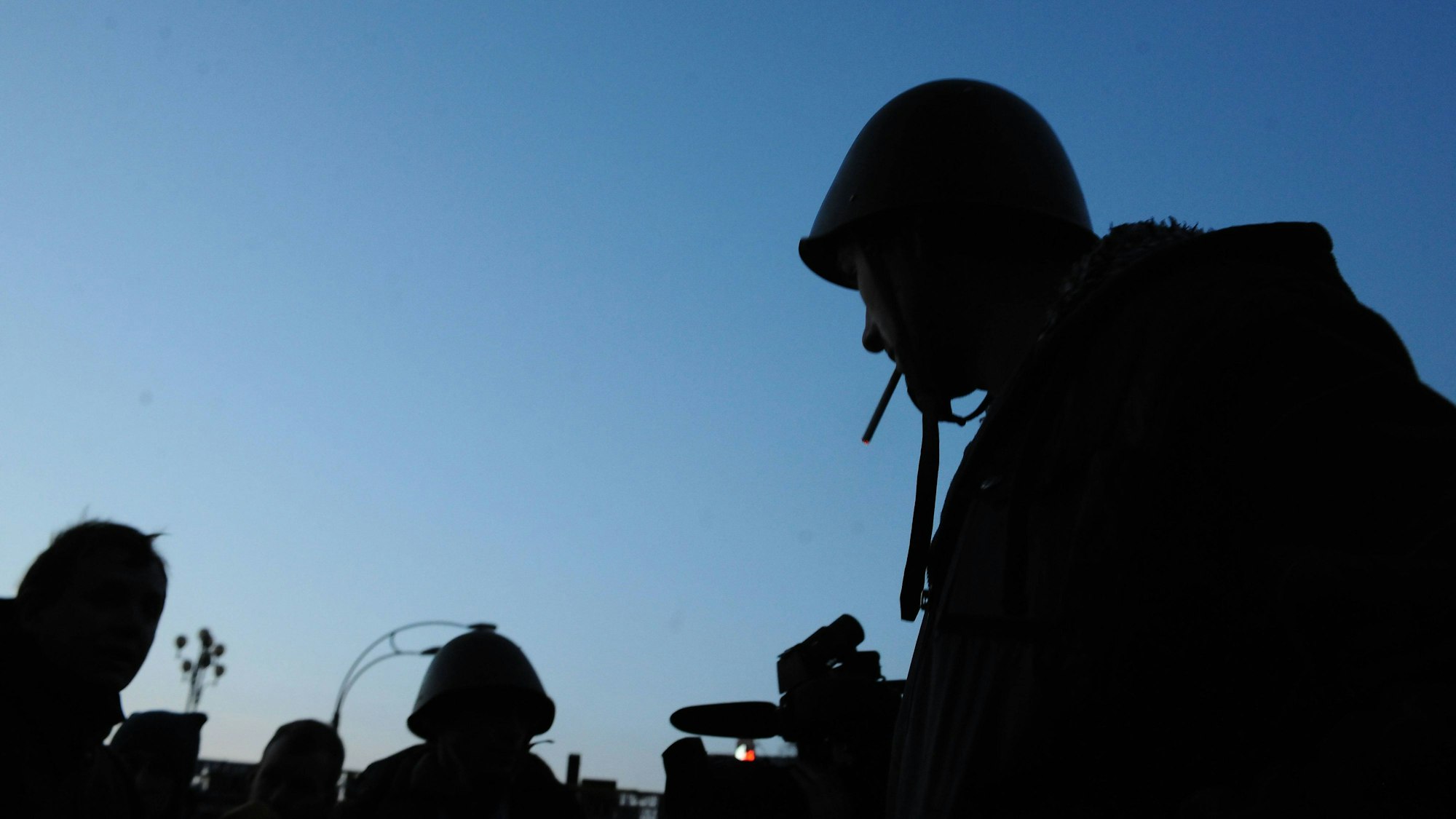 Ukrainische Soldaten im Gegenlicht. Viele ehemalige Kriegsgefangene berichten von grausamen Foltermethoden, die von russischen Soldaten gegen sie angewendet worden seien. (Archivbild)