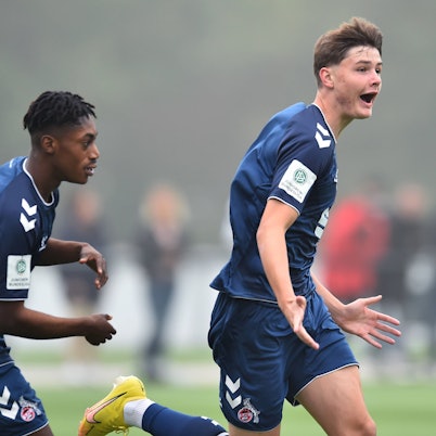 Fußball DFB-A-Junioren-Vereinspokal Saison 2022/2023 1. Runde: Rot-Weiss Essen - 1. FC Köln am 11.09.2022 an der BSA Seumannstraße in Essen Torjubel zum 0:1 durch Jana Cuber Potocnik 1. FC Köln U19 , rechts - Justin Diehl 1. FC Köln U19 , links DFB regulations prohibit any use of photographs as image sequences and/or quasi-video. Nordrhein-Westfalen Deutschland *** Soccer DFB A Junior Club Cup Season 2022 2023 1 Round Rot Weiss Essen 1 FC Köln on 11 09 2022 at the BSA Seumannstraße in Essen Goal celebration to 0 1 by Jana Cuber Potocnik 1 FC Köln U19 , right Justin Diehl 1 FC Köln U19 , left DFB regulations prohibit any use of photographs as image sequences and or quasi video Nordrhein Westfalen Germany