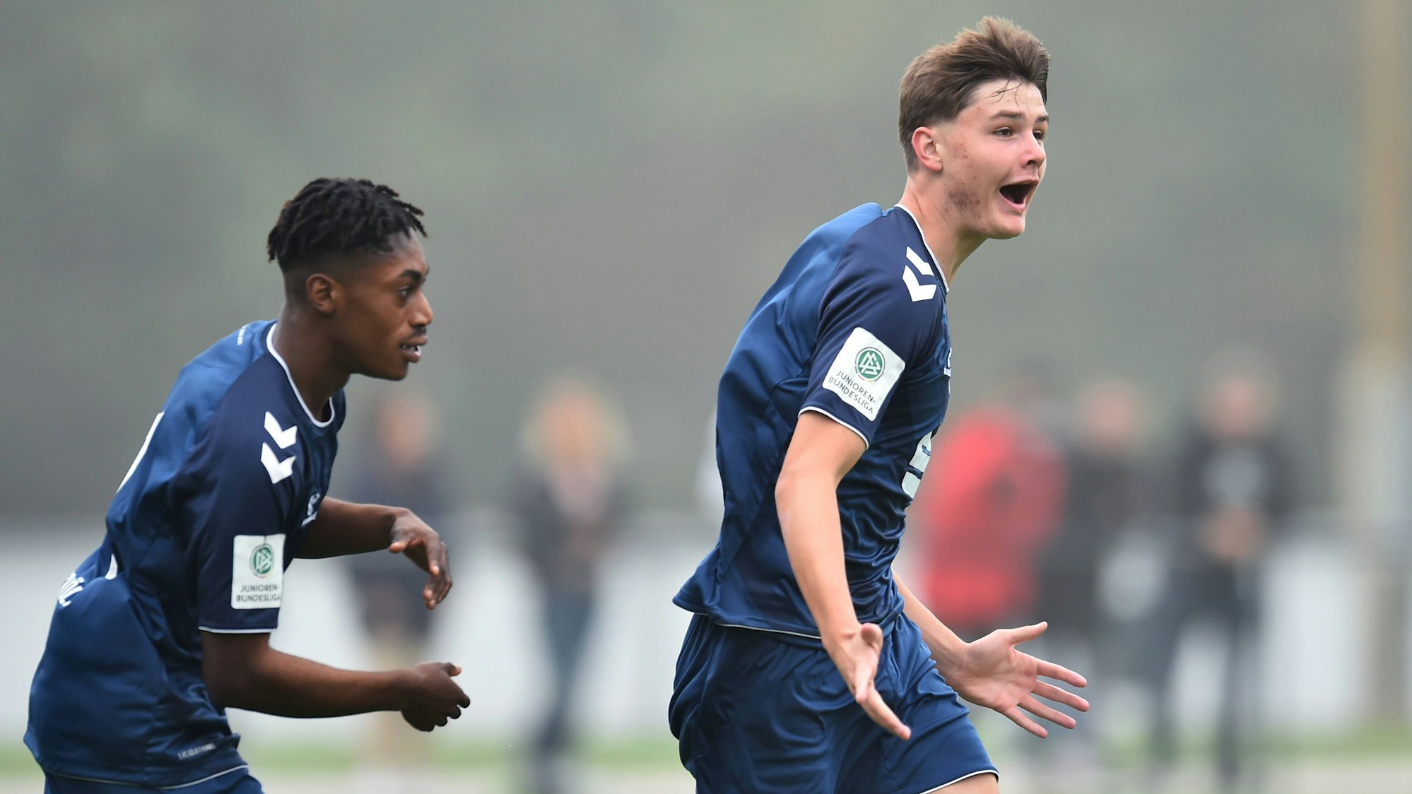 Fußball DFB-A-Junioren-Vereinspokal Saison 2022/2023 1. Runde: Rot-Weiss Essen - 1. FC Köln am 11.09.2022 an der BSA Seumannstraße in Essen Torjubel zum 0:1 durch Jana Cuber Potocnik 1. FC Köln U19 , rechts - Justin Diehl 1. FC Köln U19 , links DFB regulations prohibit any use of photographs as image sequences and/or quasi-video. Nordrhein-Westfalen Deutschland *** Soccer DFB A Junior Club Cup Season 2022 2023 1 Round Rot Weiss Essen 1 FC Köln on 11 09 2022 at the BSA Seumannstraße in Essen Goal celebration to 0 1 by Jana Cuber Potocnik 1 FC Köln U19 , right Justin Diehl 1 FC Köln U19 , left DFB regulations prohibit any use of photographs as image sequences and or quasi video Nordrhein Westfalen Germany