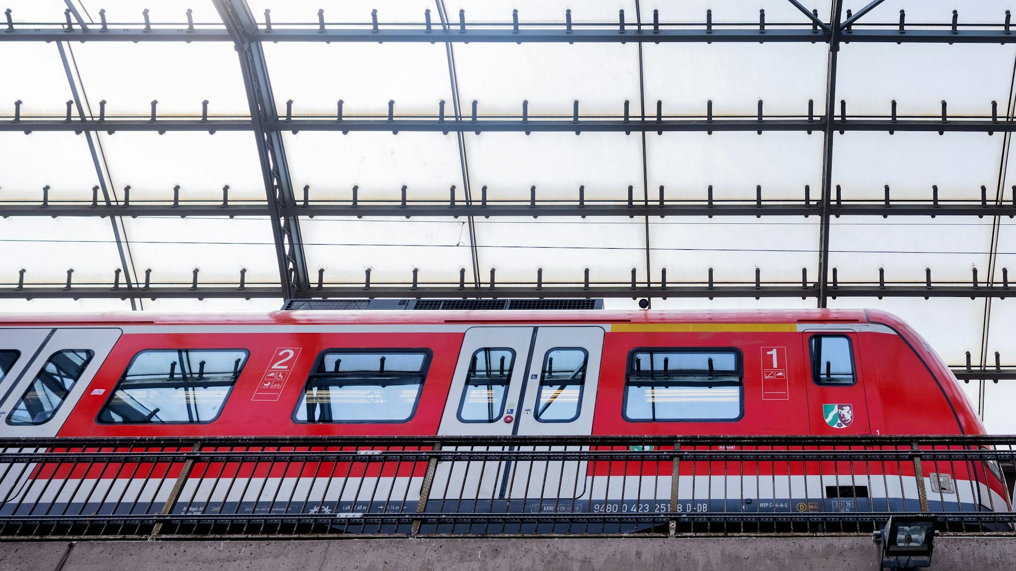 Eine Regionalbahn der Deutschen Bahn verlässt den Kölner Hauptbahnhof.