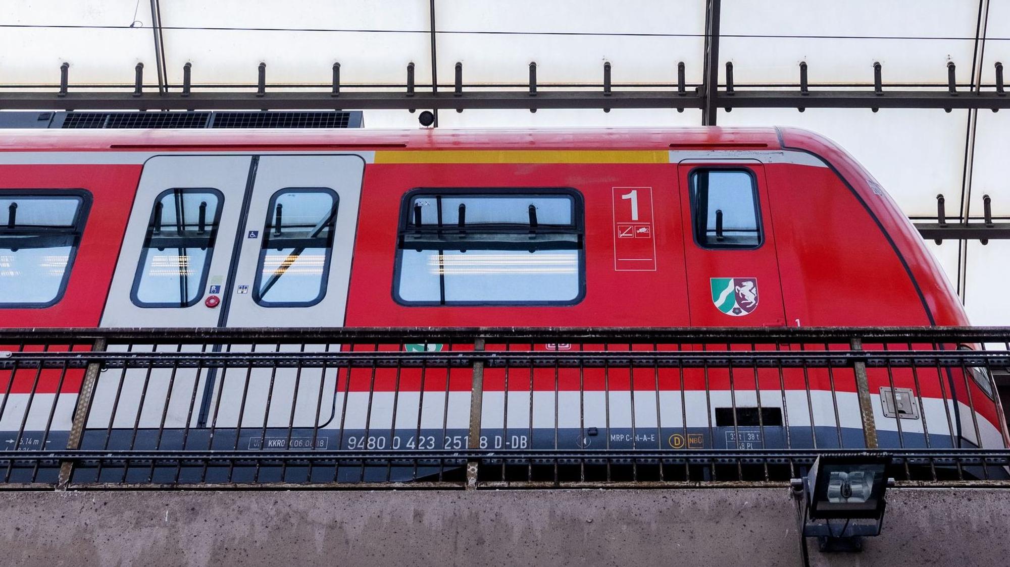 Blick auf eine Regionalbahn der Deutschen Bahn (DB), die den Kölner Hauptbahnhof verlässt.