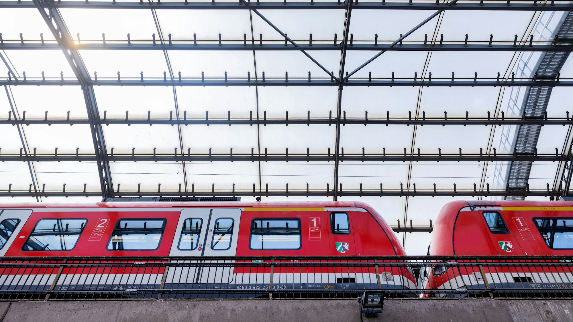 Eine Regionalbahn der Deutschen Bahn (DB) verlässt den Kölner Hauptbahnhof.