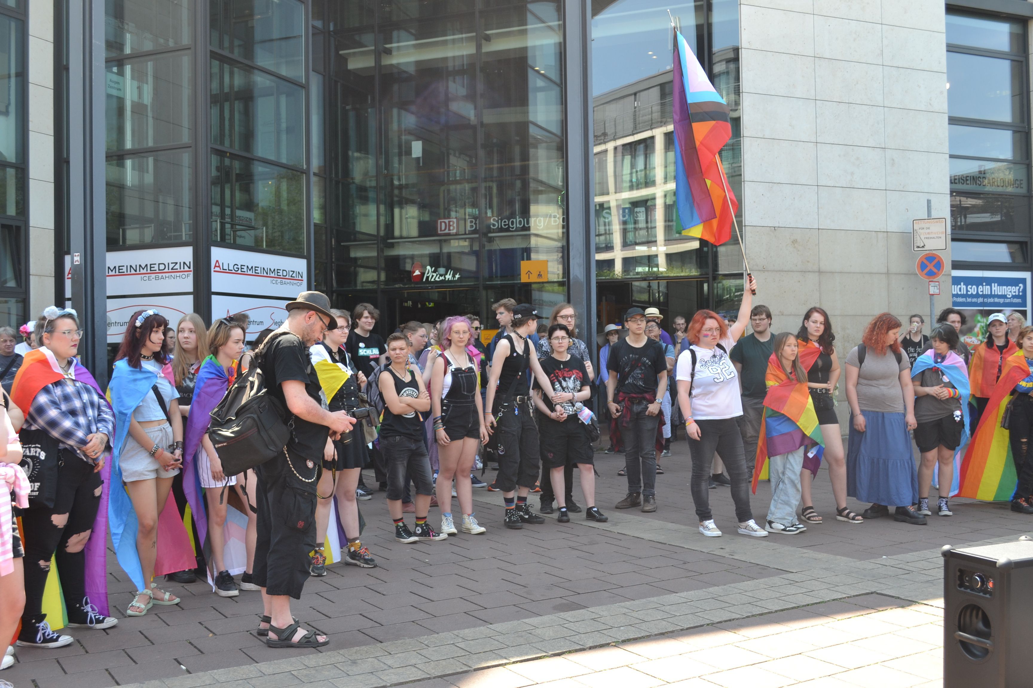 Etwa 100 CSD-Demonstranten zogen durch Siegburg.