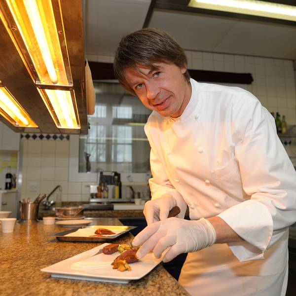 Spitzenkpoch Joachim Wissler richtet ein Gericht in der Küche an.
