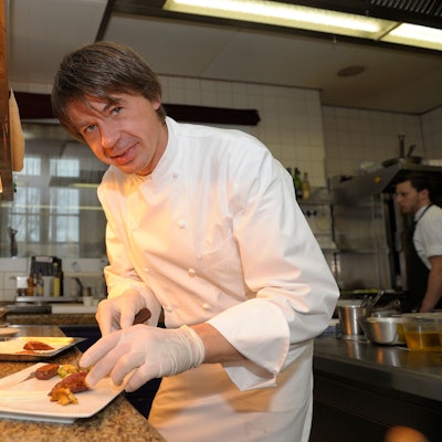 Spitzenkpoch Joachim Wissler richtet ein Gericht in der Küche an.