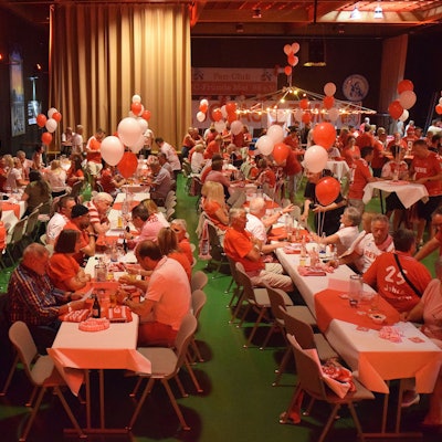 In der Rheinhalle feierten rund 300 Mitglieder das 25-jährige Bestehen des Fanclubs "FC Fründe Mai'98".