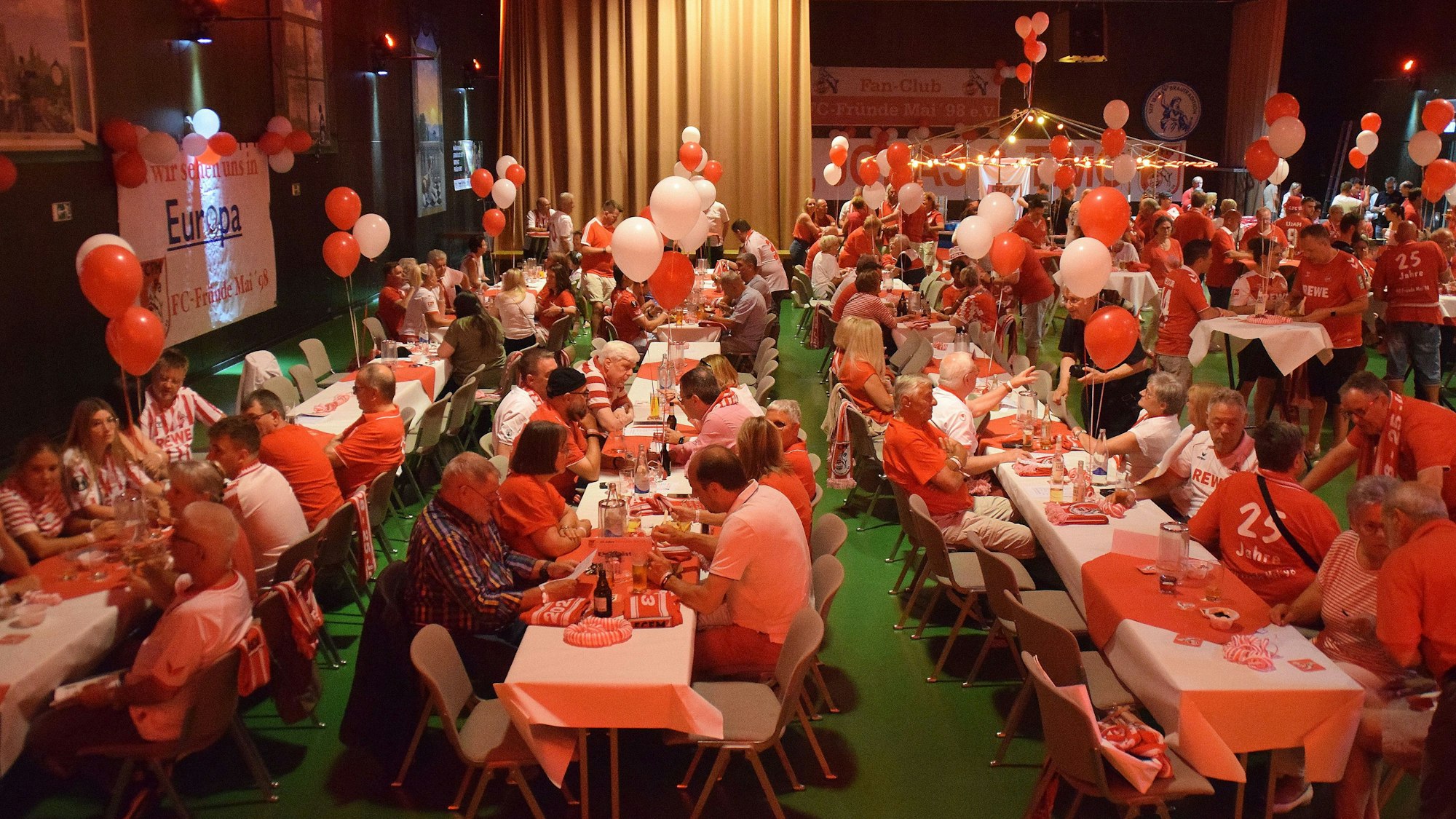 In der Rheinhalle feierten rund 300 Mitglieder das 25-jährige Bestehen des Fanclubs "FC Fründe Mai'98".