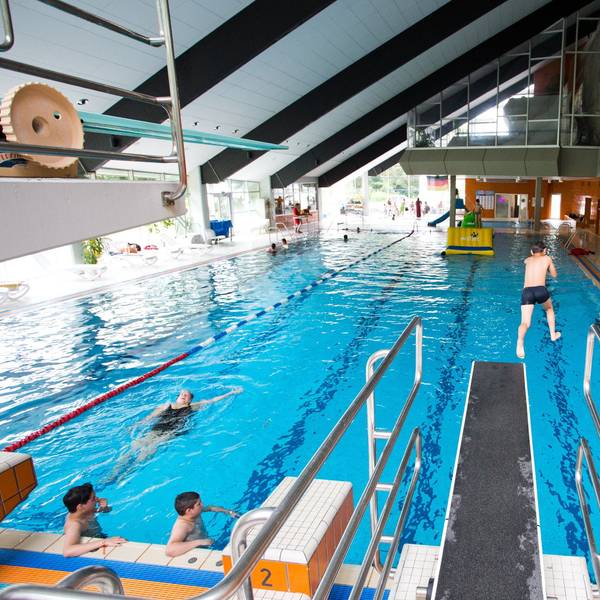 Ein Junge springt vom Sprungturm im WLS-Bad