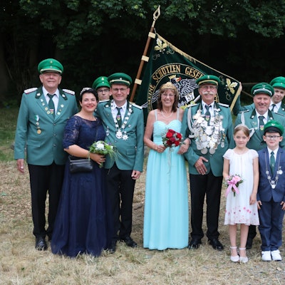 Gekrönte Häupter zwischen dem Ehrenvorsitzenden Jochen Rohrbeck (links) und Vorsitzendem Erhard Simon (rechts).
