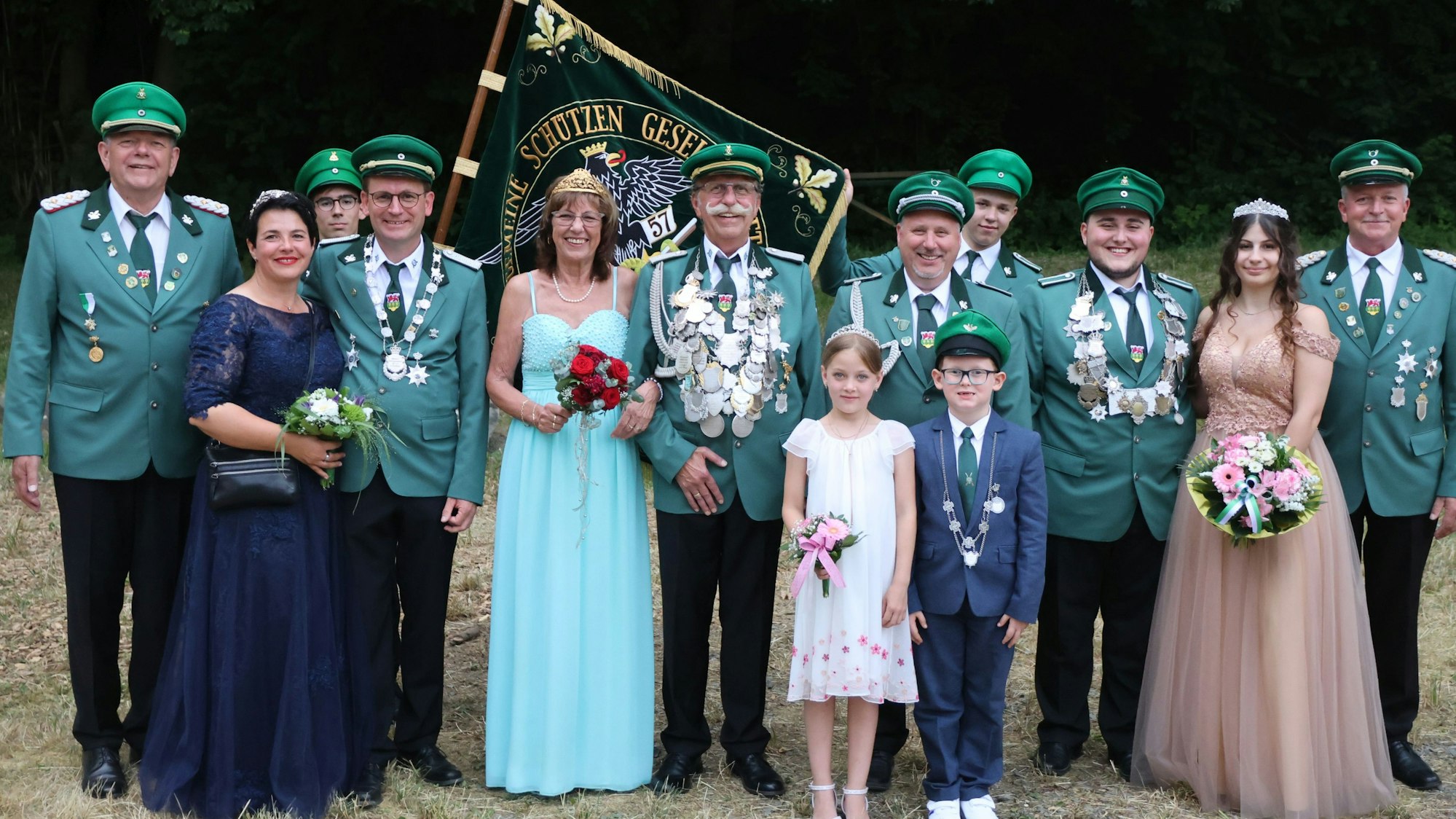 Gekrönte Häupter zwischen dem Ehrenvorsitzenden Jochen Rohrbeck (links) und Vorsitzendem Erhard Simon (rechts).