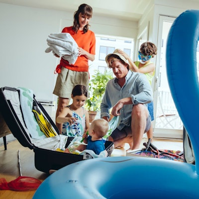 Eine fünfköpfige Familie packt für den Urlaub.