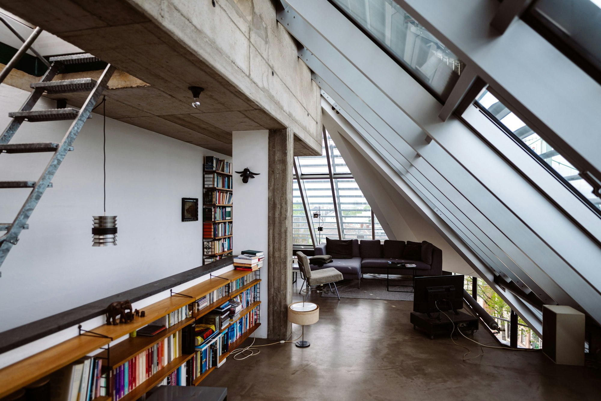 Viel Licht setzt die individuelle Maisonettewohnung in Szene.