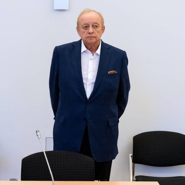 Alfons Schuhbeck, Koch und Unternehmer, steht vor Prozessbeginn als Angeklagter im Gerichtssaal im Landgericht München I.