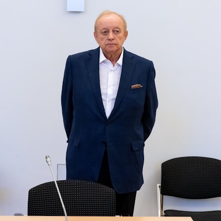 Alfons Schuhbeck, Koch und Unternehmer, steht vor Prozessbeginn als Angeklagter im Gerichtssaal im Landgericht München I.