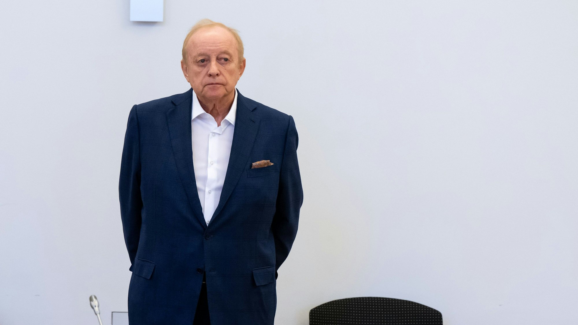 Alfons Schuhbeck, Koch und Unternehmer, steht vor Prozessbeginn als Angeklagter im Gerichtssaal im Landgericht München I.