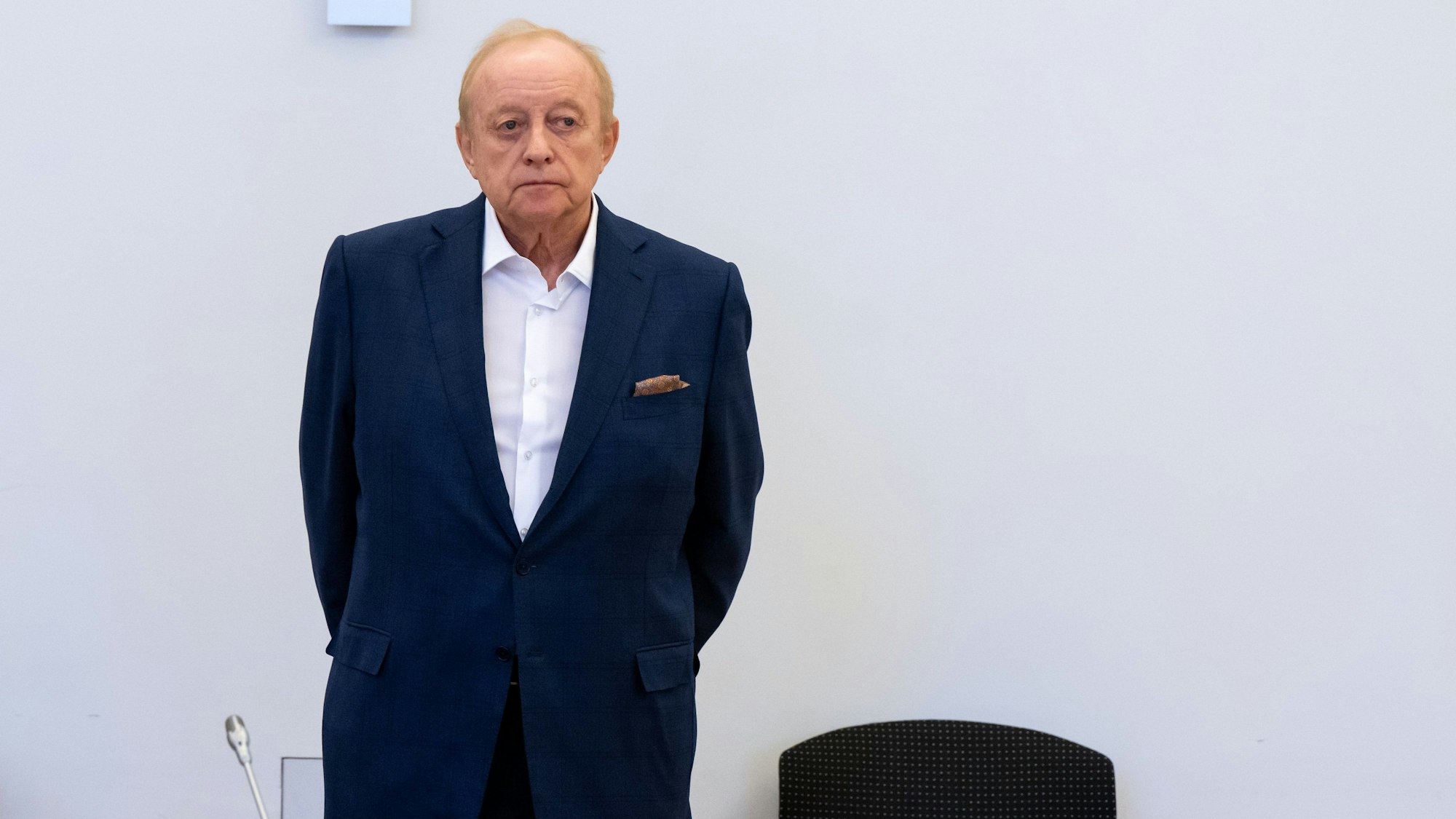 Alfons Schuhbeck, Koch und Unternehmer, steht vor Prozessbeginn als Angeklagter im Gerichtssaal im Landgericht München I.