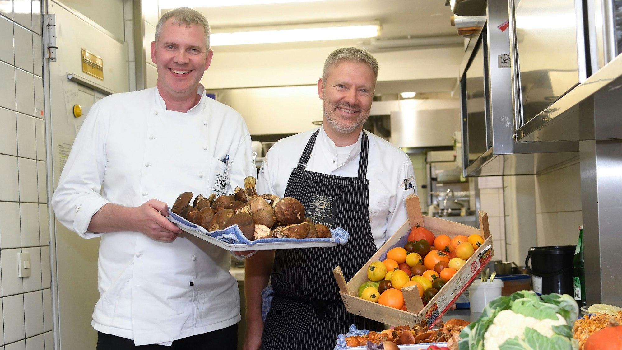 Alejandro und Christopher Wilbrand stehen in ihrer Küche,