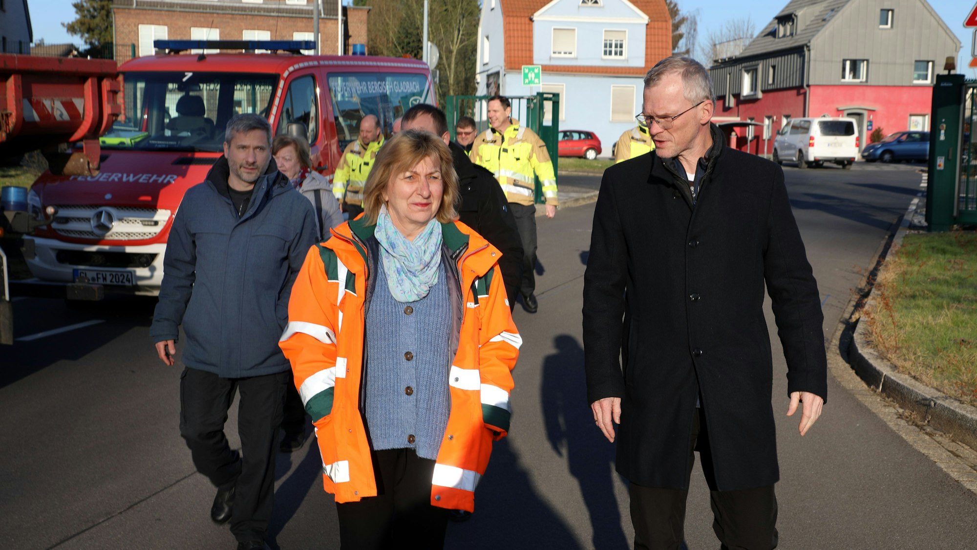 Bergisch Gladbachs Bürgermeister Frank Stein, die stv. Bürgermeisterin Anne Scherer (Grüne), MdL Martin Lucke (CDU), Grüne-Kreistagsfraktionsgeschäftsführer Arne Meinhard, Feuerwehrchef Jörg Köhler, Leiter Ausbildung Rettungsdienst und Lkw-Mechaniker Christian Fischer