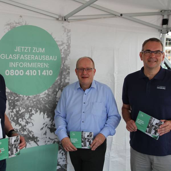 Neues Glasfasernetz für Siegburg, von links: Co-Dezernent Bernd Lehmann, Ralf Stratmann, Vertriebsleiter NRW von UGG (Unsere grüne Glasfaser), und Bürgermeister Stefan Rosemann.