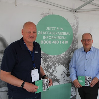 Neues Glasfasernetz für Siegburg, von links: Co-Dezernent Bernd Lehmann, Ralf Stratmann, Vertriebsleiter NRW von UGG (Unsere grüne Glasfaser),  und Bürgermeister Stefan Rosemann.