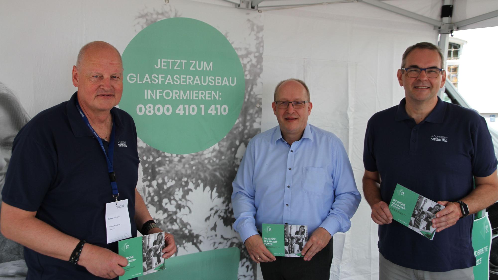 Neues Glasfasernetz für Siegburg, von links: Co-Dezernent Bernd Lehmann, Ralf Stratmann, Vertriebsleiter NRW von UGG (Unsere grüne Glasfaser), und Bürgermeister Stefan Rosemann.