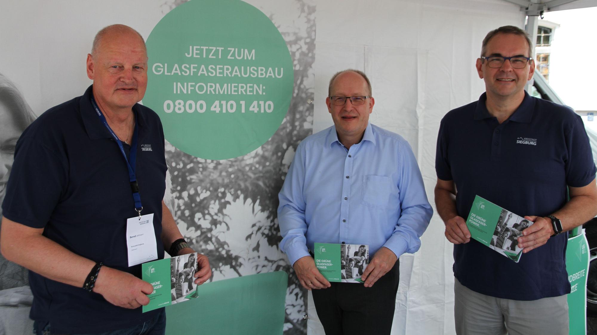 Neues Glasfasernetz für Siegburg: Dezernent Bernd Lehmann, Ralf Stratmann, UGG-Vertriebsleiter NRW, und Bürgermeister Stefan Rosemann im Juni 2023
