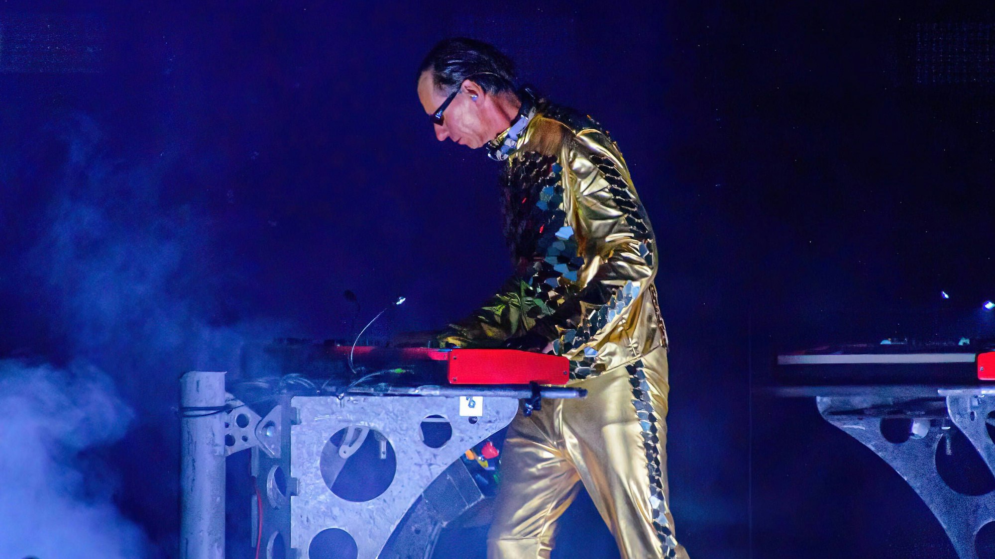 Christian „Flake“ Lorenz bei einem Konzert von Rammstein im dänischen Odense auf der Bühne. Die ARD will eine Folge „Inas Nacht“ mit Lorenz als Gast nicht ausstrahlen. (Archivbild)