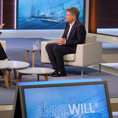 Anne Will (l.) mit Robert Habeck. Der Wirtschaftsminister sprach über den Streit ums Heizungsgesetz.