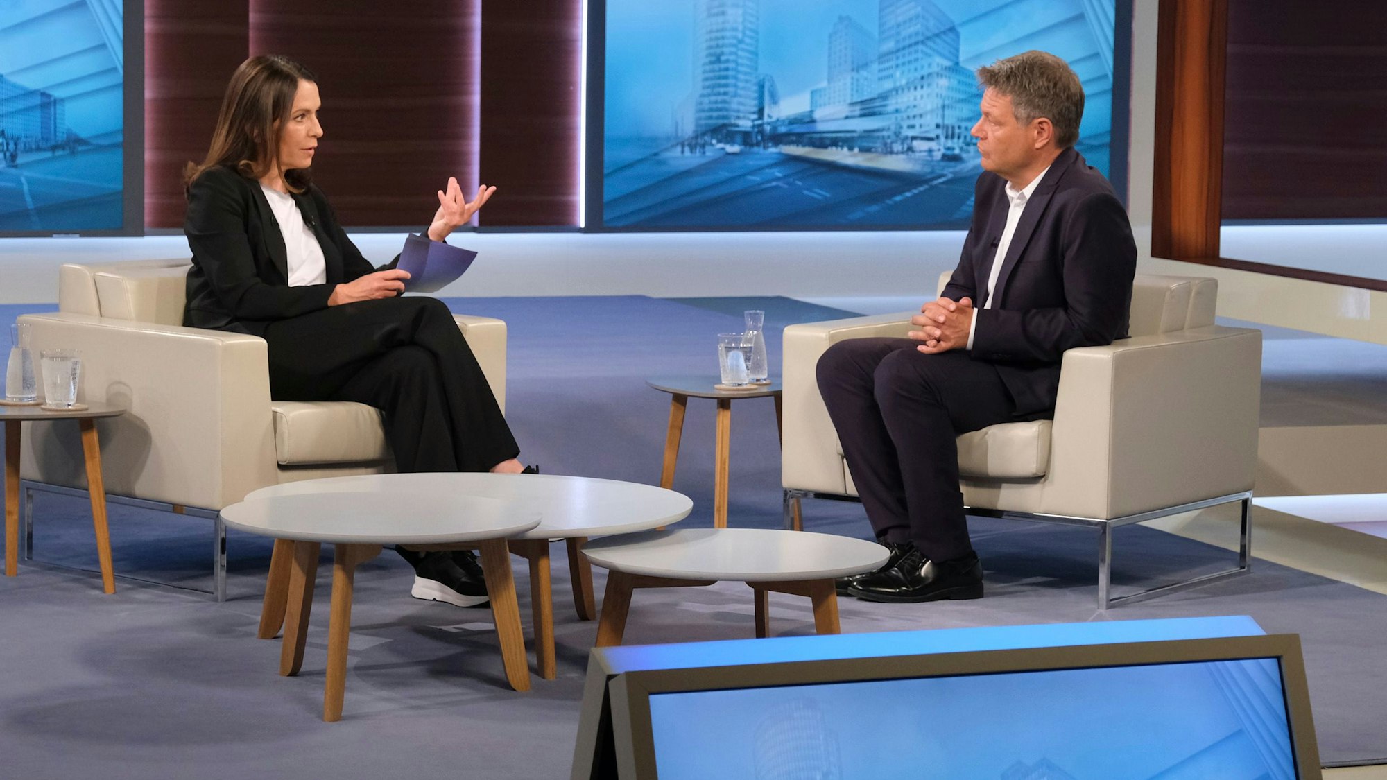 Anne Will (l.) mit Robert Habeck. Der Wirtschaftsminister sprach über den Streit ums Heizungsgesetz.