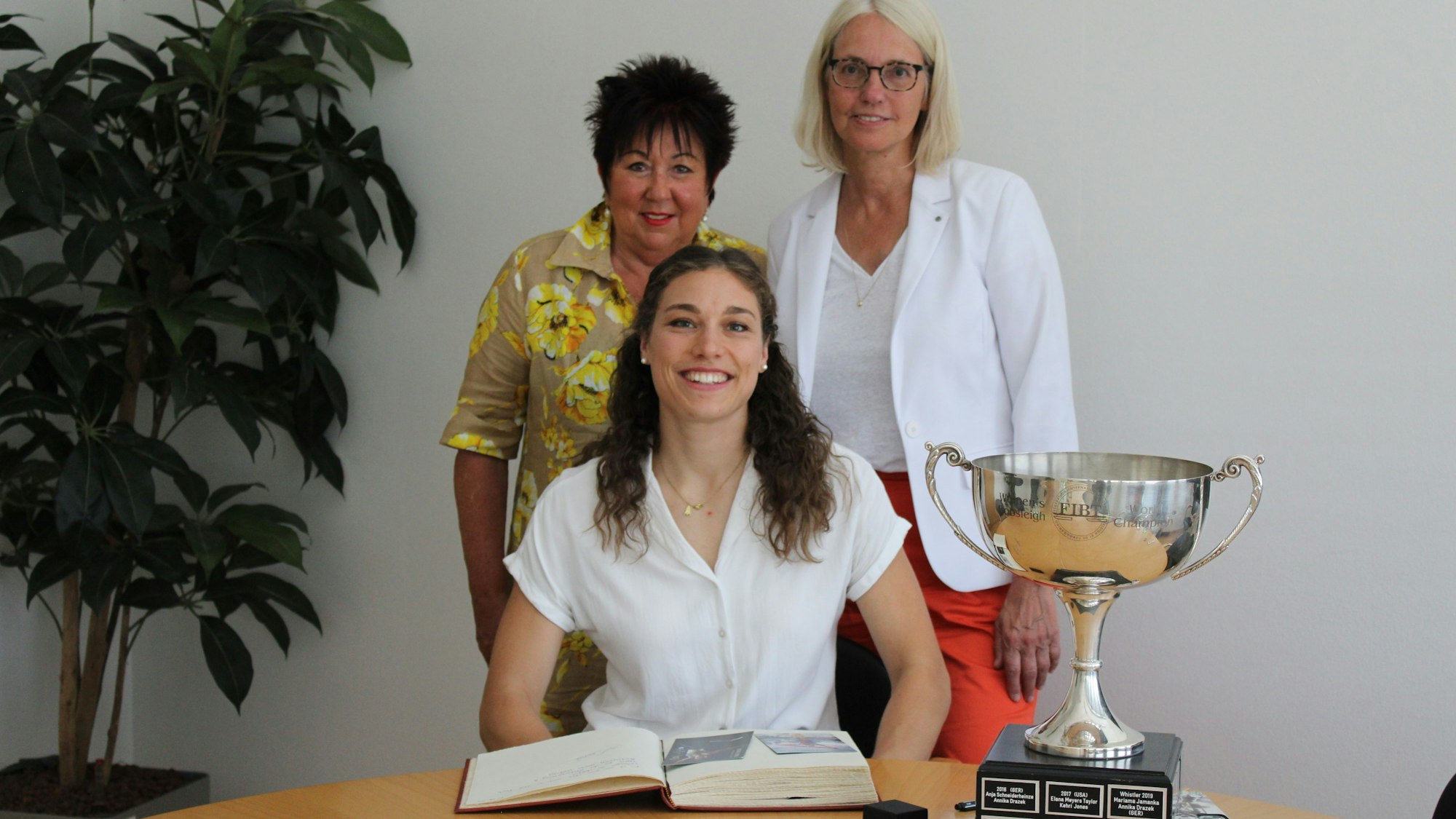 Weltmeisterin Leonie Fiebig trug sich ins Goldene Buch der Stadt Lohmar ein