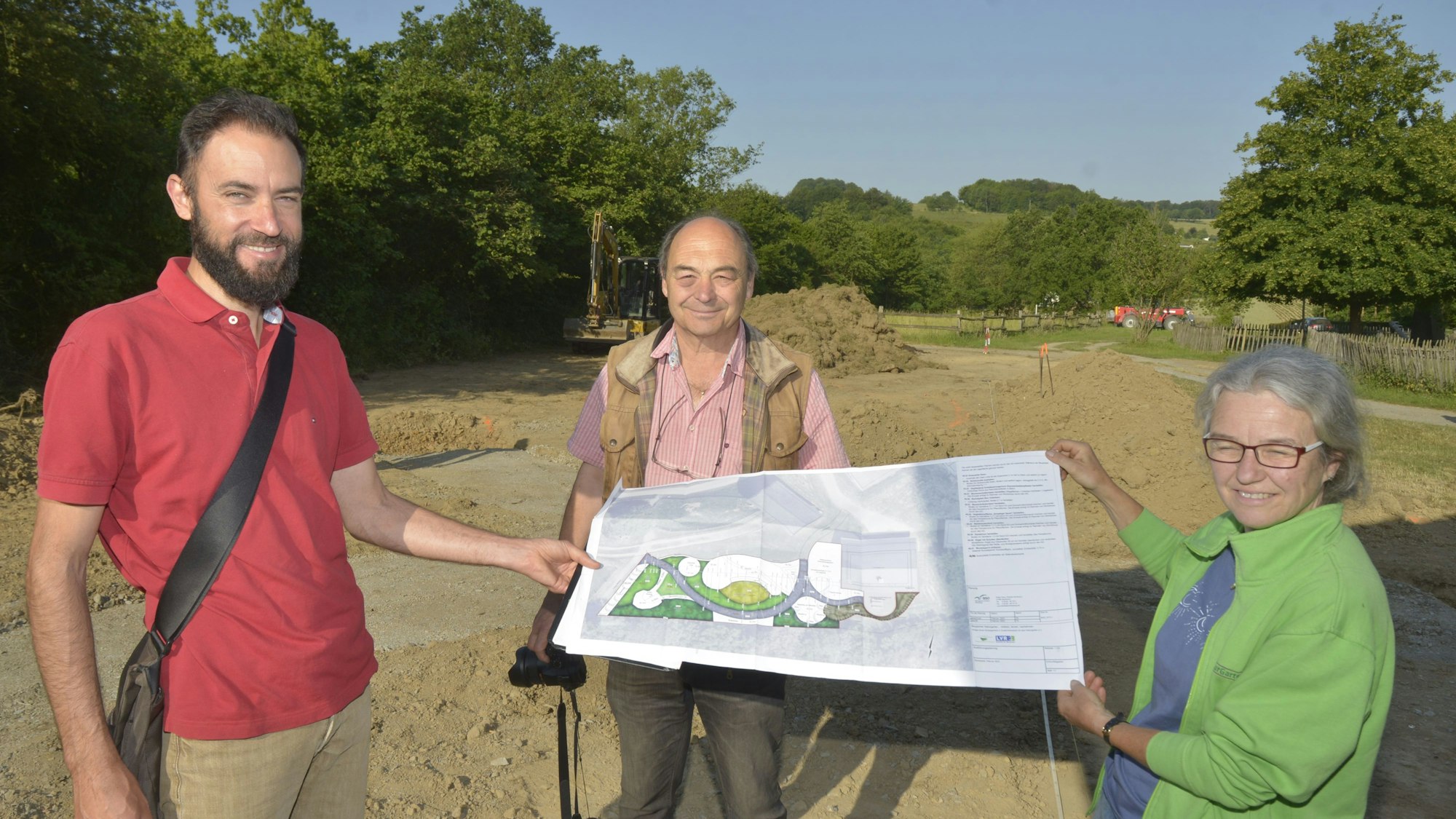 Florian Schöllnhammer, Klaus und Katja Wopfner (v.l.) erläutern die Pläne.