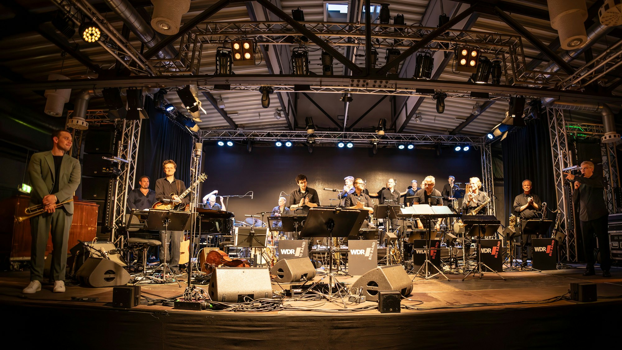 Roman und Julian Wasserfuhr spielen zusammen mit der WDR Big Band unter Leitung von Vince Mendoza in der Alten Drahtzieherei.
