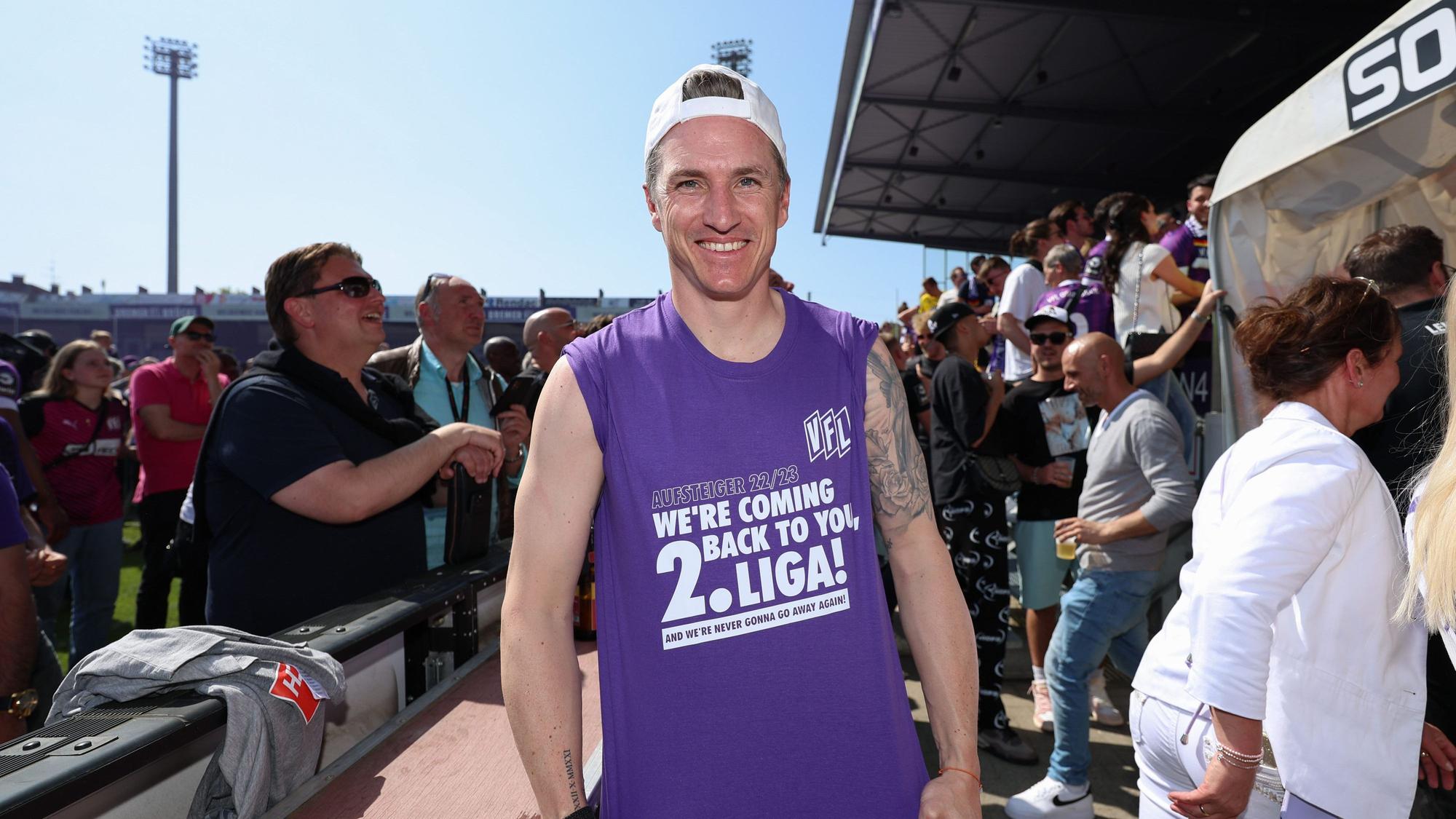 Osnabrücks Trainer Tobias Schweinsteiger feiert den Aufstieg in die 2. Bundesliga nach Spielende mit einem Aufstiegs-T-Shirt.