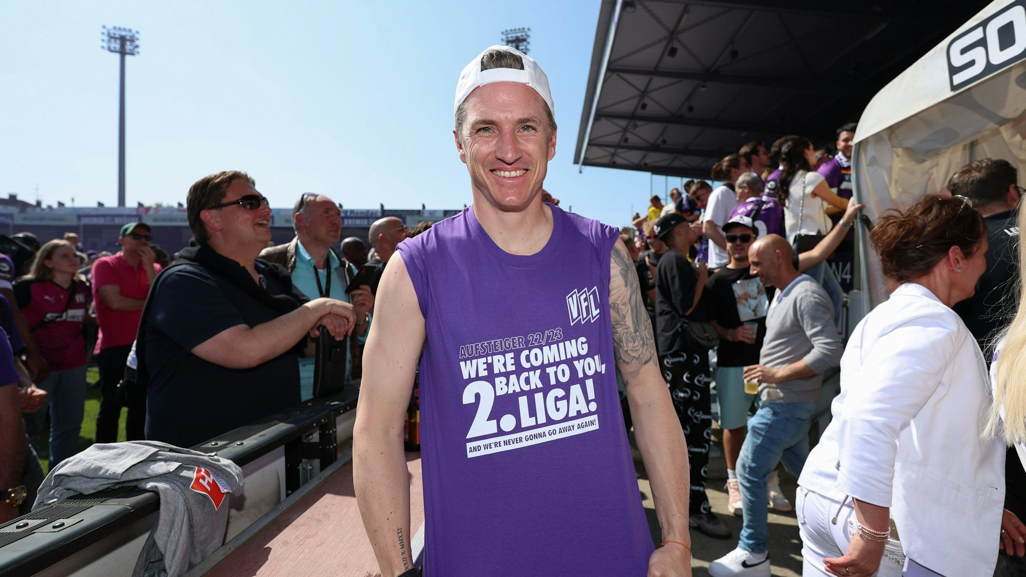 Osnabrücks Trainer Tobias Schweinsteiger feiert den Aufstieg in die 2. Bundesliga nach Spielende mit einem Aufstiegs-T-Shirt.