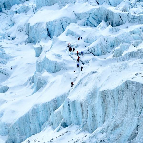 Bergsteiger bahnen sich ihren Weg durch den Khumbu-Gletscher nahe dem Basislager am Mount Everest. Die Eismassen im Himalaya könnten einer Studie zufolge bis 2100 zu 80 Prozent verschwunden sein. Die Himalaya-Gletscher sind für die Wasserversorgung von Milliarden Menschen unerlässlich. (Archivbild)