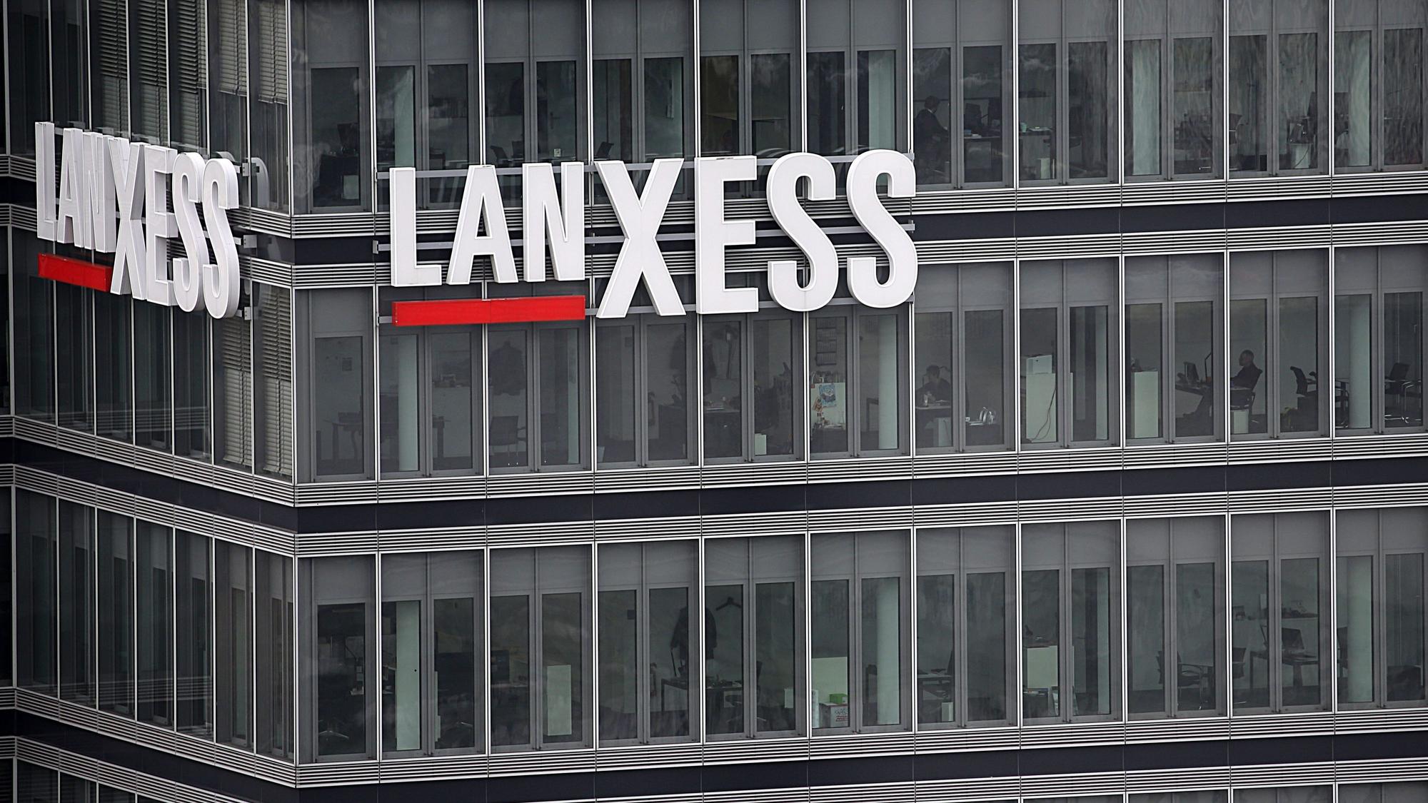 Blick auf die Zentrale des Chemie-Konzerns Lanxess. Die bereits zu Jahresbeginn sehr schwache Nachfrage sowie ein Lagerabbau bei Kunden hätten sich im zweiten Quartal fortgesetzt, teilte das Unternehmen am Montag mit.
